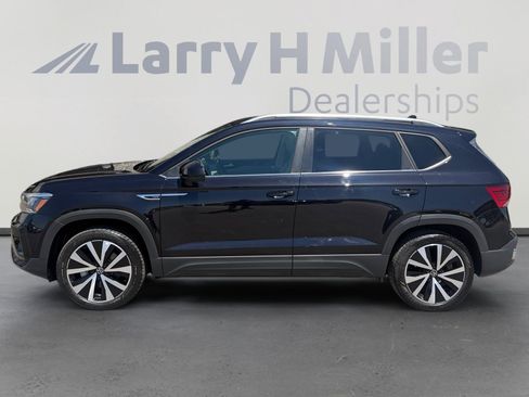 Used 2024 Volkswagen Taos SE w/ Panoramic Sunroof Package FWD image 8