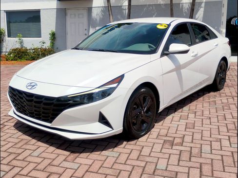Used 2023 Hyundai Elantra SEL FWD image 3