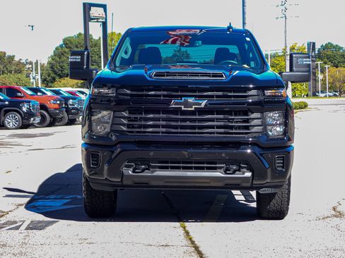 Used 2025 Chevrolet Silverado 2500 Custom w/ Custom Value Package image 2