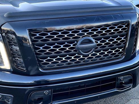 Used 2018 Nissan Titan SV image 33