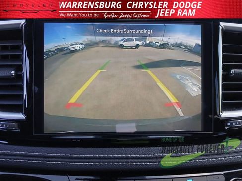 Used 2025 Chrysler Pacifica Limited image 23