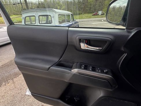 Used 2021 Toyota Tacoma TRD Off-Road w/ Technology Package image 8