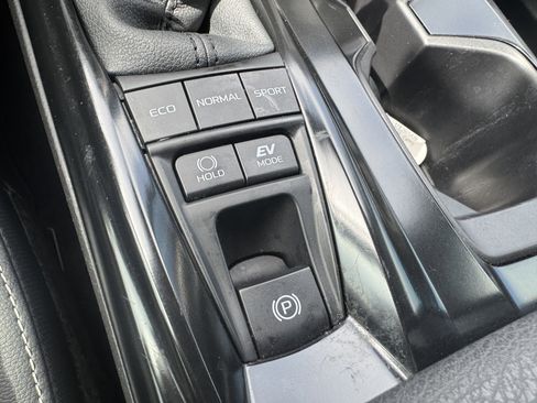 Used 2025 Toyota Camry SE w/ Convenience Package image 30