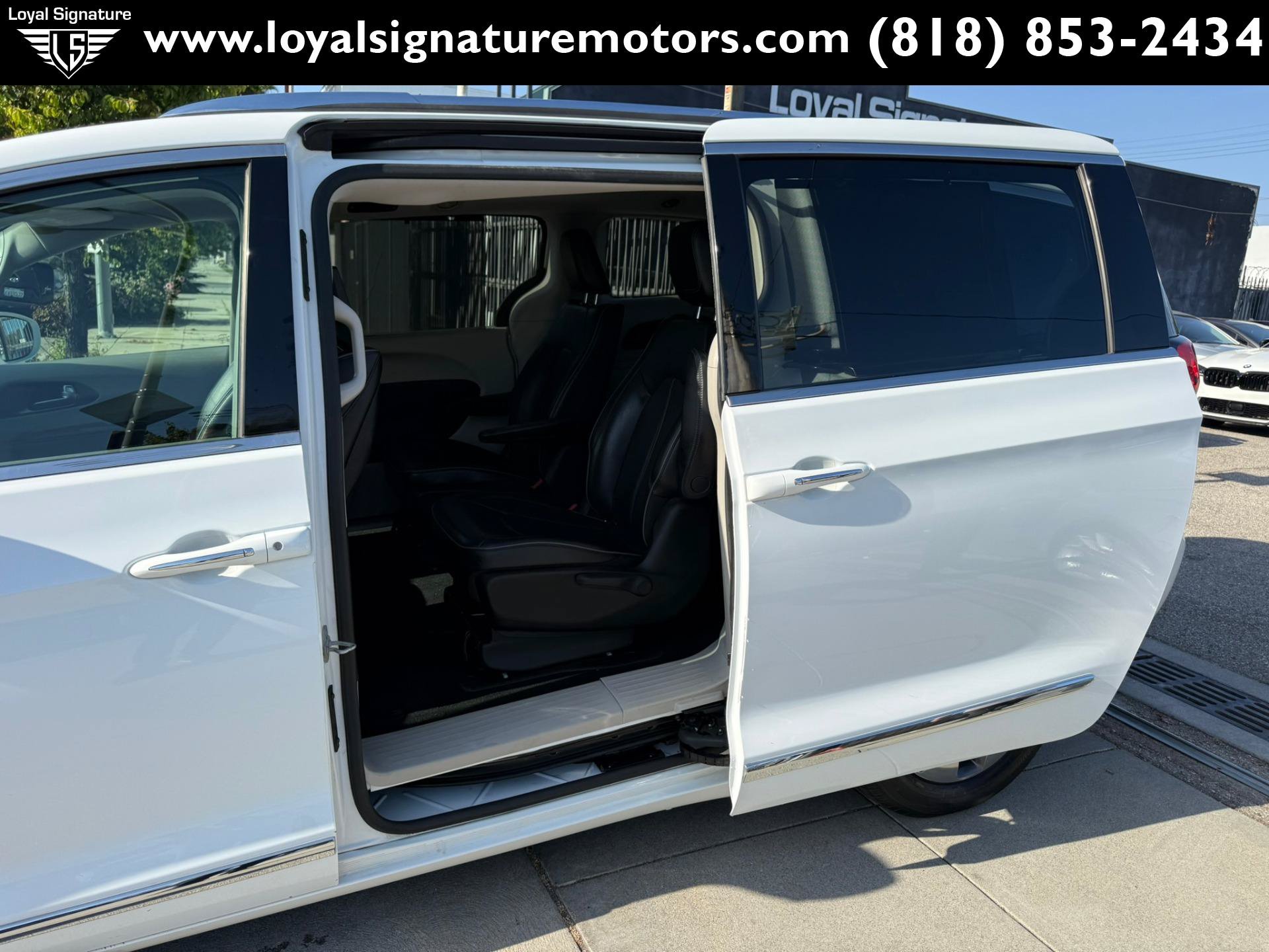Used 2018 Chrysler Pacifica Limited w/ Advanced Safetytec Group FWD image 17