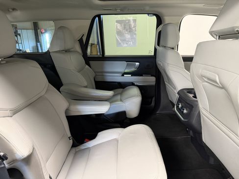 Used 2025 Ford Expedition Platinum w/ Driver's Package AWD/4WD image 24