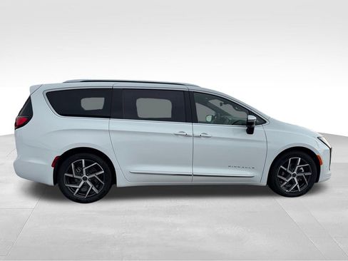 New 2027 Chrysler Pacifica Pinnacle w/ Theater Group FWD image 29