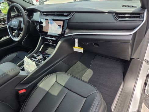 New 2026 Jeep Grand Cherokee Limited w/ Luxury Tech Group II image 17