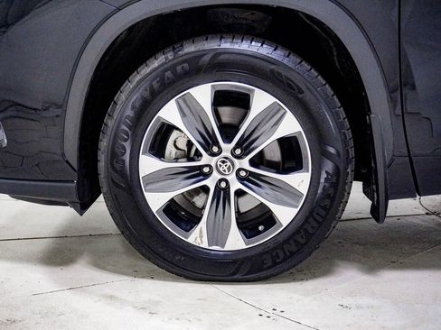 Used 2021 Toyota Highlander XLE AWD/4WD image 17