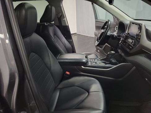Used 2022 Toyota Highlander XLE AWD/4WD image 24