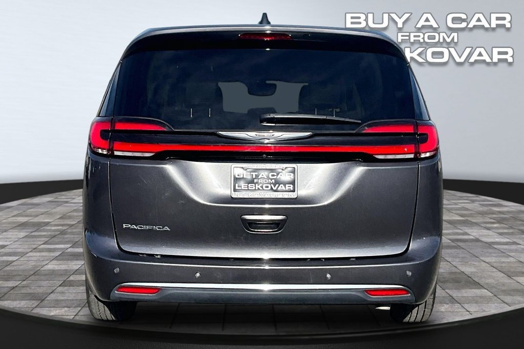Used 2023 Chrysler Pacifica Touring-L FWD image 4