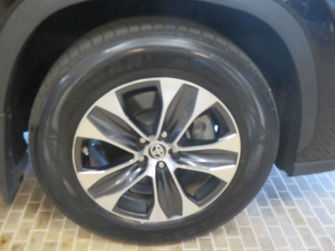 Used 2021 Toyota Highlander XLE AWD/4WD image 10