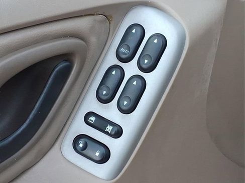 Used 2005 Ford Escape Limited image 13