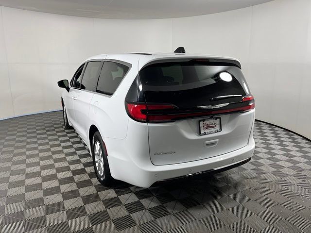 Used 2026 Chrysler Pacifica Select FWD image 5