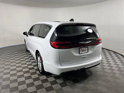 Used 2026 Chrysler Pacifica Select FWD image 5