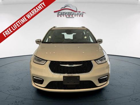Used 2021 Chrysler Pacifica Limited w/ Premium & Safety Sphere Group FWD image 3