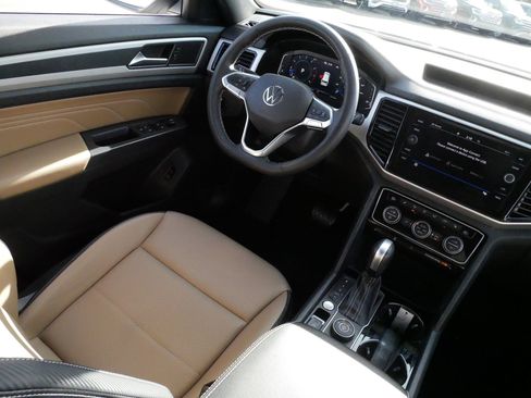 Certified 2022 Volkswagen Atlas Cross Sport SE w/ Panoramic Sunroof Package image 9