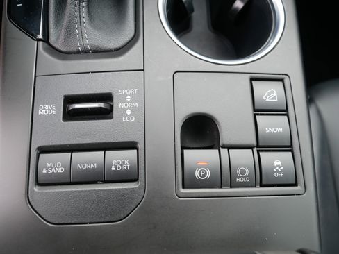 Used 2023 Toyota Highlander XLE AWD/4WD image 30