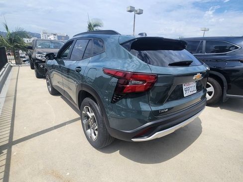 Used 2025 Chevrolet Trax LT FWD image 4