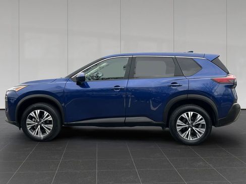 Used 2023 Nissan Rogue SV image 2