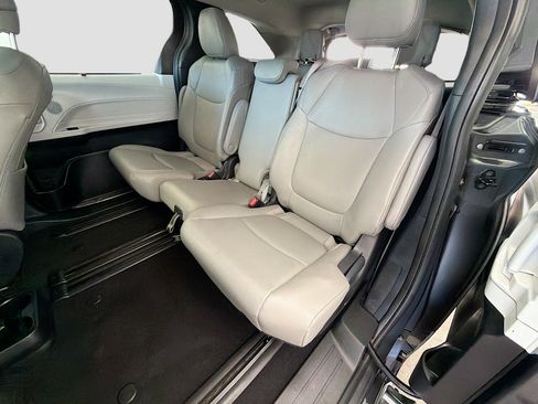 Used 2025 Toyota Sienna XLE image 21