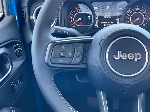Used 2025 Jeep Gladiator Sport AWD/4WD image 10