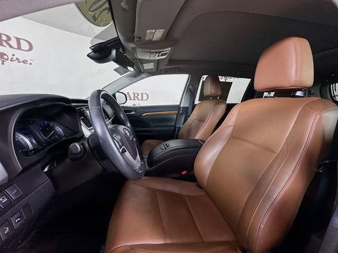 Used 2017 Toyota Highlander Limited Platinum image 24