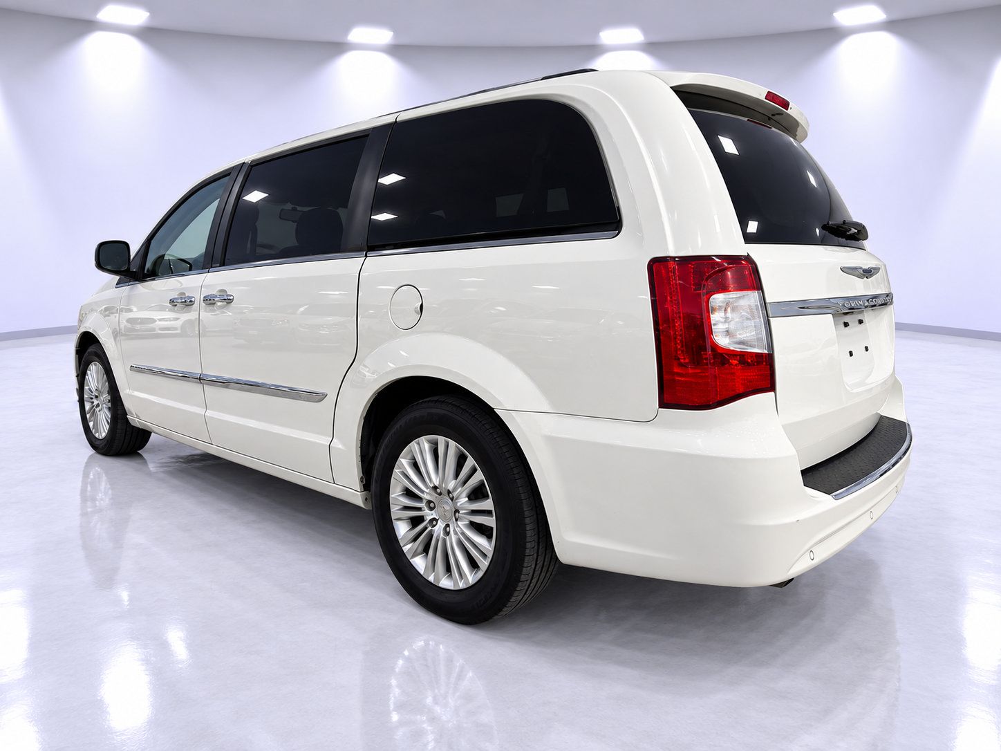 Used 2013 Chrysler Town & Country Limited FWD image 5