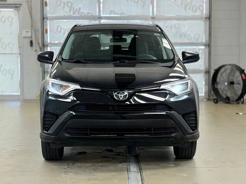 Used 2018 Toyota RAV4 LE FWD image 2