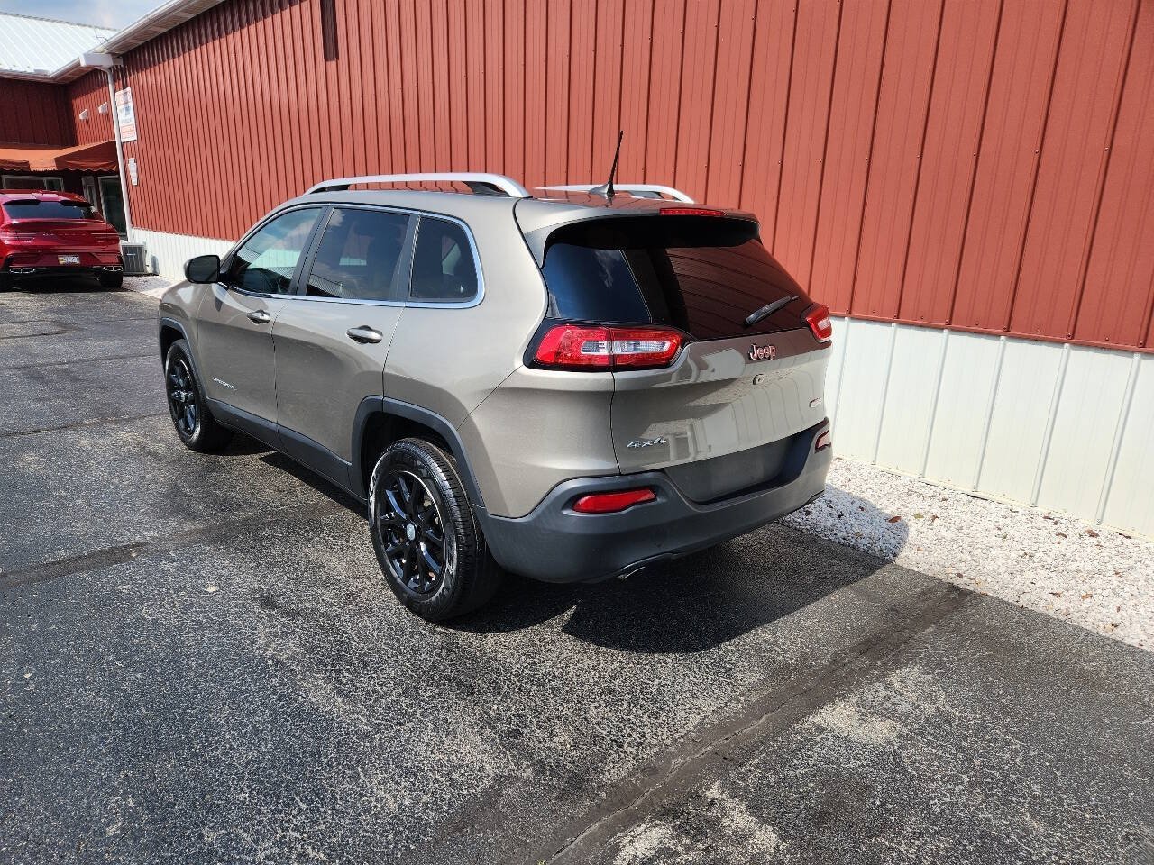 Used 2016 Jeep Cherokee Latitude w/ Cold Weather Group AWD/4WD image 3