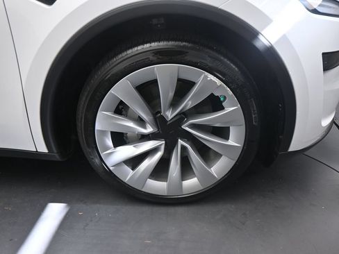 Used 2026 Tesla Model Y 2WD image 19
