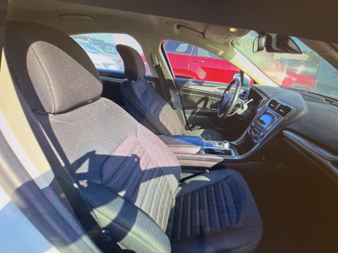 Used 2019 Ford Fusion SE image 12