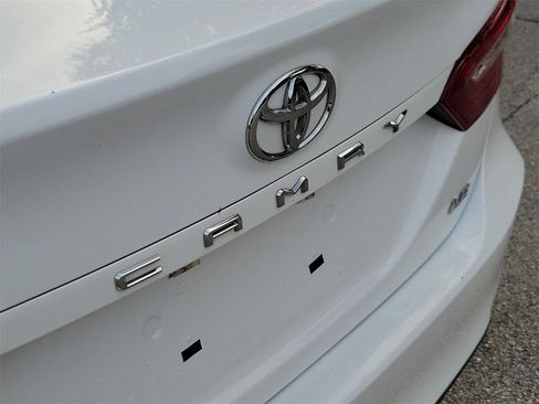 Used 2020 Toyota Camry LE image 6