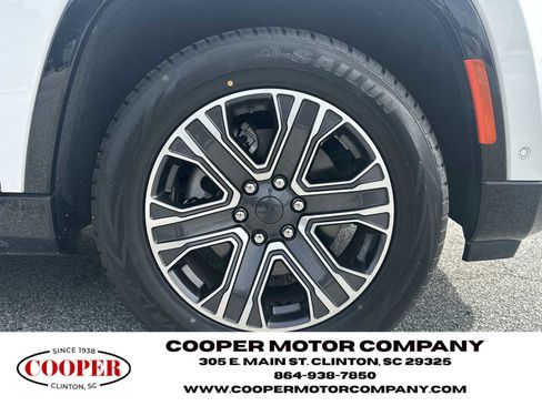 Used 2024 Jeep Wagoneer L Series II w/ Flexible Seating Group RWD image 12
