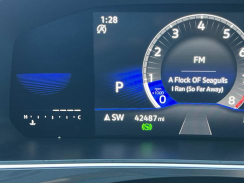 Certified 2022 Volkswagen Tiguan SE w/ Panoramic Sunroof Package image 11