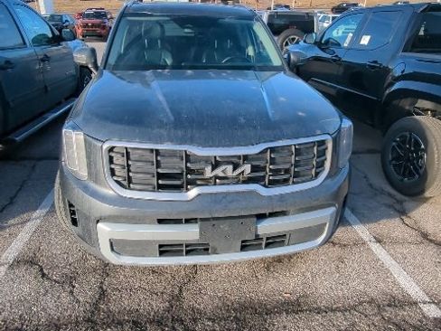 Used 2023 Kia Telluride S image 3