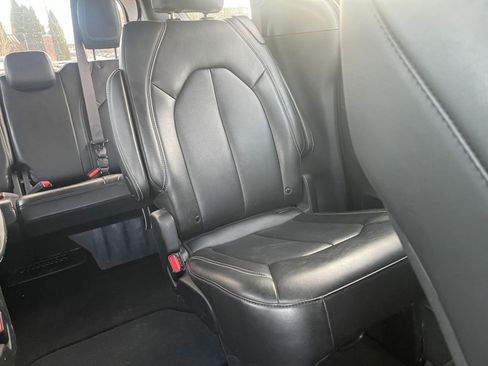 Used 2025 Chrysler Pacifica Select image 40