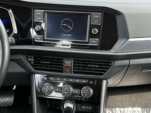 Used 2024 Volkswagen Jetta SE image 15