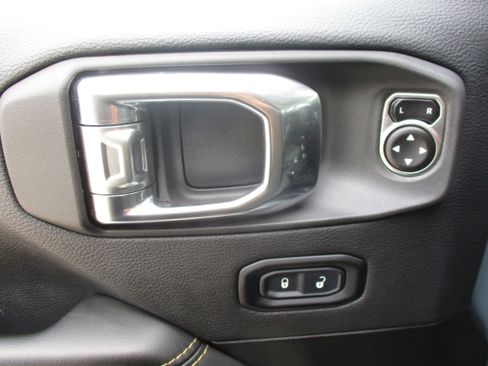 Used 2025 Jeep Wrangler Sahara image 33