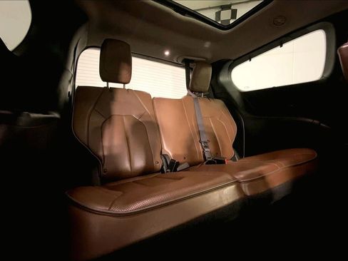Used 2017 Chrysler Pacifica Limited image 24