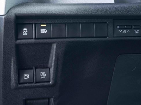 Used 2025 Toyota Sienna XLE FWD image 34