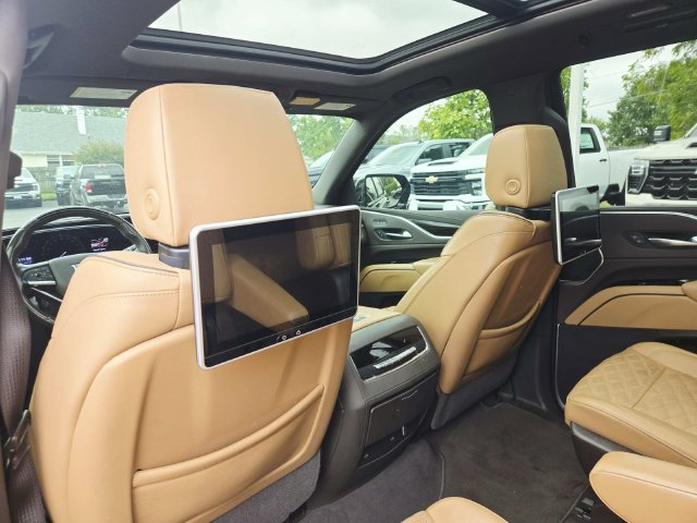 Certified 2022 Cadillac Escalade Premium Luxury w/ Performance Package AWD/4WD image 11