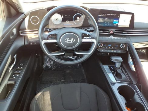 Used 2025 Hyundai Elantra SEL FWD image 9
