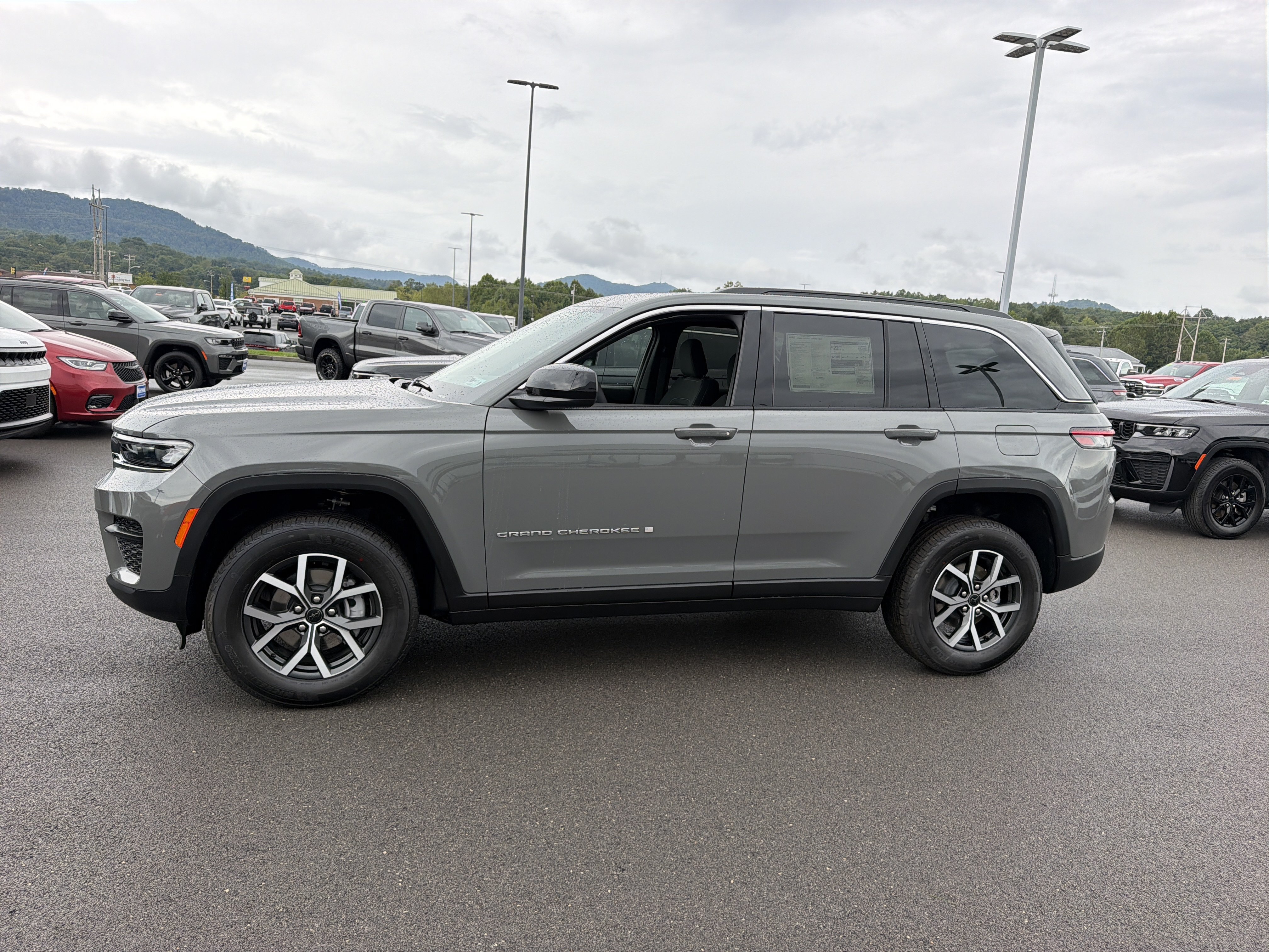 New 2027 Jeep Grand Cherokee Laredo X AWD/4WD image 11