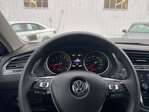 Used 2020 Volkswagen Tiguan SE image 11