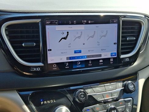 Used 2024 Chrysler Pacifica Touring-L FWD image 17