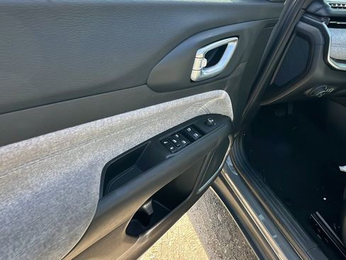 Used 2024 Jeep Compass Latitude image 15