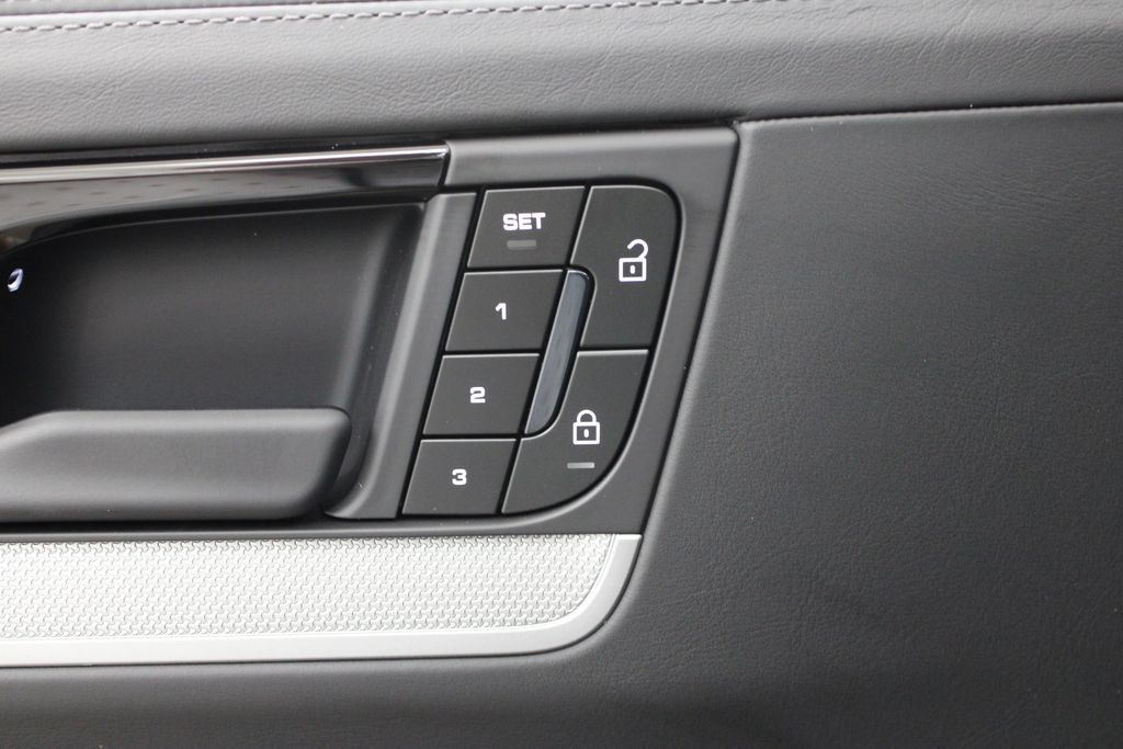 Used 2025 Porsche Cayenne S AWD/4WD image 25