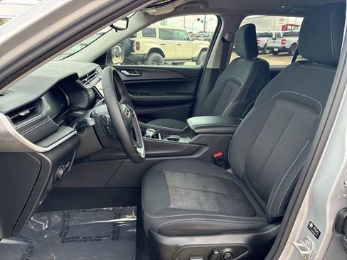 Used 2024 Jeep Grand Cherokee Laredo AWD/4WD image 16