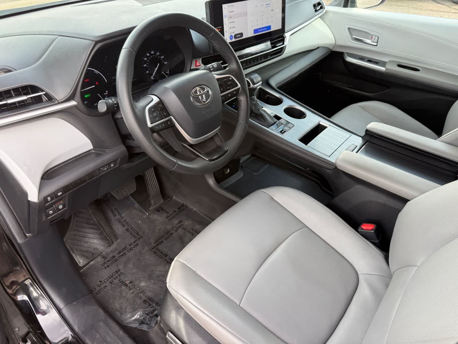 Used 2025 Toyota Sienna XLE FWD image 13