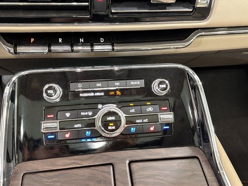 Used 2024 Lincoln Navigator Premiere AWD/4WD image 17